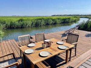 Baltic Waterfront Yacht House - PRIVATE Garden & Watersports Included
