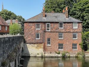 Historic Tollhouse & Riverside Garden nr Cathedral - Ubytování bez kategorie ve městě Salisbury