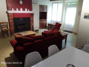 Cottage by the Chateau with pool in National Parc