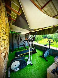 Maisons de vacances La biche au bois piscine chauffee jacuzzi : photos des chambres