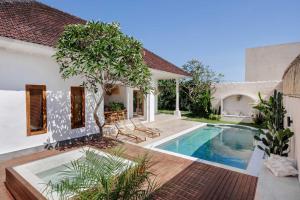 Stylish 3BR Villa with Jacuzzi - Walk to Beach