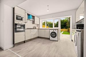 3BR Luxury home in Peaceful Moseley