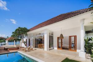Stylish 3BR Villa with Jacuzzi - Walk to Beach