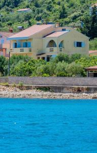 Apartment for 4 persons, by the sea and with beautiful view