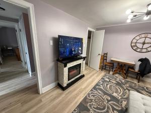 Central air, 5 minutes to Canada