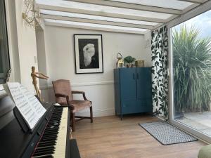 Cosy island home near beach