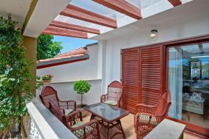 Villa Maras with yard, 400 m to the beach