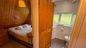 1 Bedroom Cabin with Mountain & Loch Views - Quiet Location between Glencoe & Ben Nevis