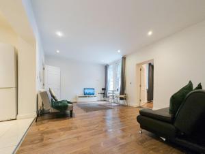 Entire 1 Bedroom Apartment - Private, Self-Contained & Great Value