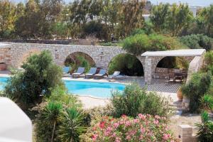 Chic Studio with Pool, 5-Min Walk to Beach