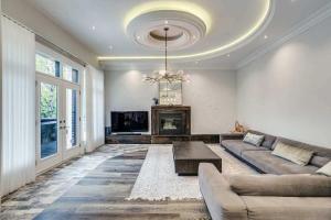 Elegant Home with Yard and Comforts