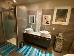 Maisons de vacances Magnifique villa avec piscine : photos des chambres