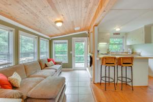 Waterfront Cabin with Private Dock on Lake Hartwell!