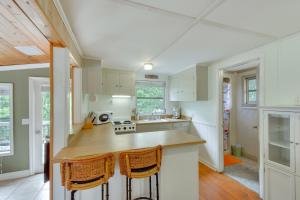 Waterfront Cabin with Private Dock on Lake Hartwell!