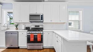 Modern Coastal Comfort - 3 Bedroom Condo with Balcony