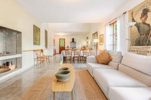 Villas Stylish villa with large pool and stunning views : photos des chambres