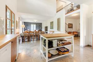 Villas Stylish villa with large pool and stunning views : photos des chambres
