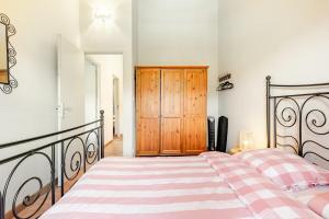 Villas Stylish villa with large pool and stunning views : photos des chambres