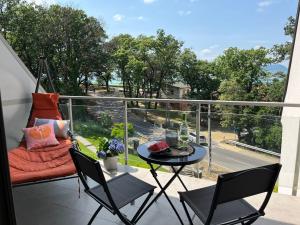 Cosy apartment with lake views