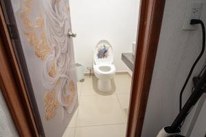 Modern Home with Parking 3ACs, 1King & 3Queen Beds Netflix PayPerView