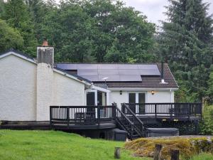 WATERSIDE 3 BED COTTAGE, HOT TUB, SAUNA, PVT BEACH