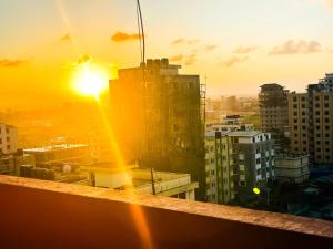 Big Master bed with Private bath, Beautiful view, fast WIFI at City Centre