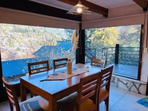 Cabaña con parrilla y 2 baños completos - AlquilaMiCasa