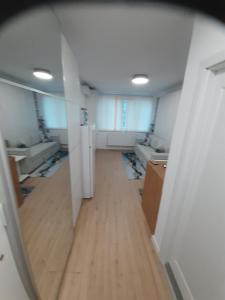 Garsoniera langa mare