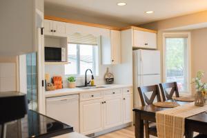 Cozy Calgary Hideaway