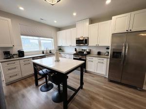 Warrenville Retreat 4BR 3 Bath Townhouse - WV2