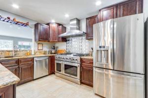 Private Hot Tub: Deer Lake Home w Dock Access!
