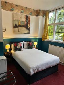 Barons Court Hotel