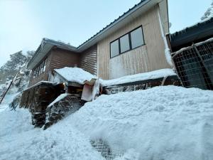 Spacious Group Getaway - Fireplace - 75TV - Mega Fast Wi-Fi