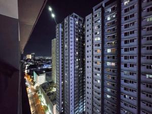 1BR Condotel with Balcony at FAME Residences #FM22-1