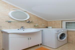 Comfort One Bedroom Apartment with Balcony and Sea View VELIKI