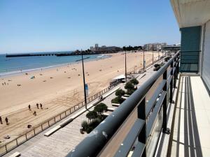 T3 face mer avec balcon - 3ᵉ étage, 100 m du centre - 6 personnes - Garage - Plage au pied - FR-1-331-101