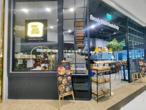 1BR Condotel with Balcony at FAME Residences #FM29-1