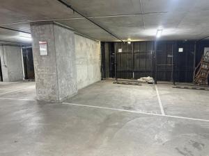 Serene Escape 2BR Apt in CBD, Parking, Pool