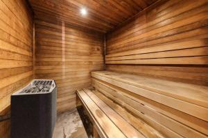 Serene Escape 2BR Apt in CBD, Parking, Pool