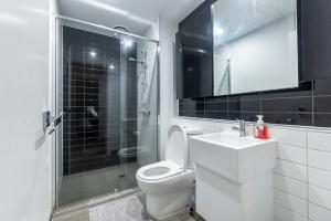 Serene Escape 2BR Apt in CBD, Parking, Pool