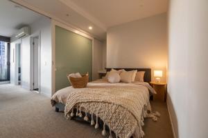 Serene Escape 2BR Apt in CBD, Parking, Pool