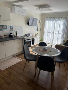 Seascape Retreat - Time to Slow Down - Suits Couples or Family with Kids with 2 sleeping spaces