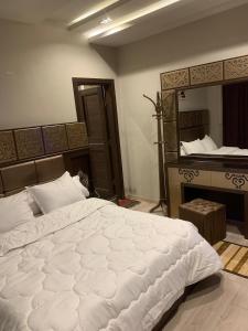 A modern serviced apartment with private garden in Sheikh Z