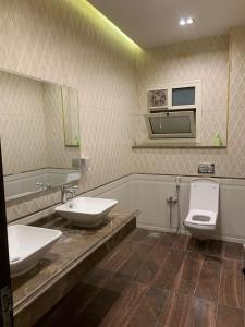 A modern serviced apartment with private garden in Sheikh Z