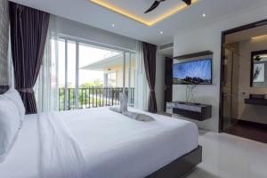 V179 Andaman Breeze 4BR Hilltop Ocean Glimpse