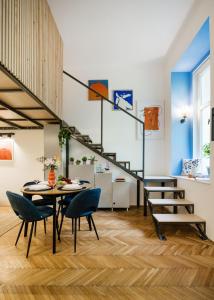 Art Lovers Loft-Garden View 3BR 2BA Central Gem