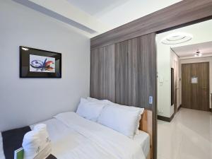 1BR Condotel with Balcony at FAME Residences #FM30-1