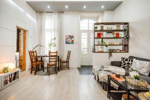 Central Budapest Oasis 5ppl - Tram at doorstep