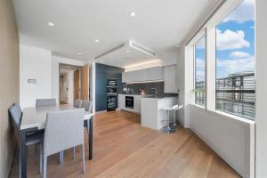 Luxury Large Direct Views of Tower Bridge and City 3 Beds 3 Baths 1200sqft