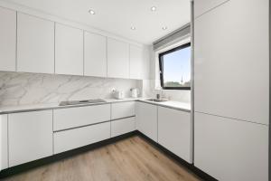 Modern 3 Bed Apartment in Acton by Amber Stays, Perfect for Business & Contractors!